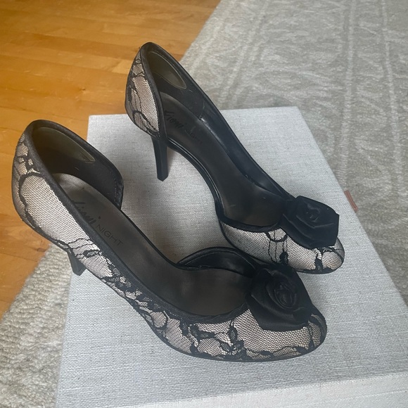 Fioni Night black lace and gold heels. Barely worn. - Picture 5 of 5